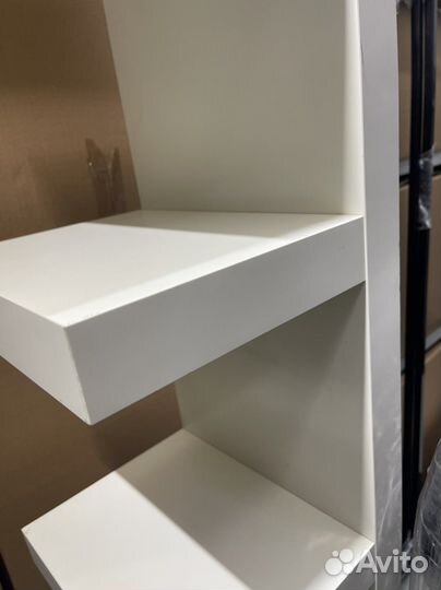 Белая стойка с полочками