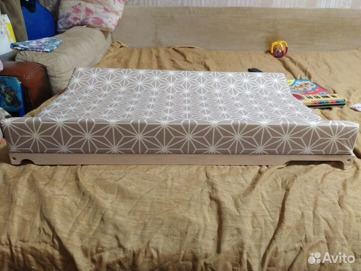 Пеленальная доска на кроватку