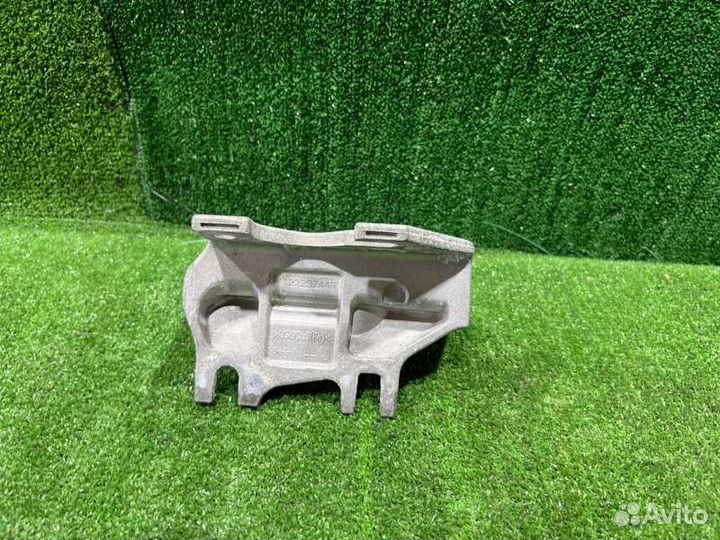 Кронштейн опоры двигателя левый Renault Duster
