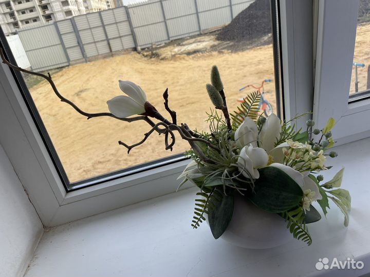 Композиция из искусственных цветов