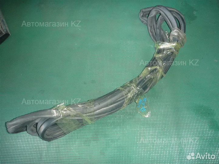 Уплотнительная резинка прав. зад. toyota hiace