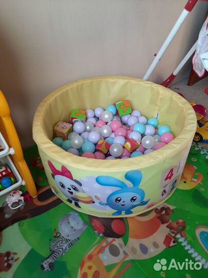 Сухой бассейн с шариками