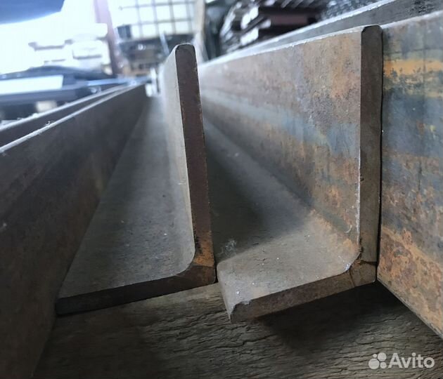 Уголок стальной неравнополочный