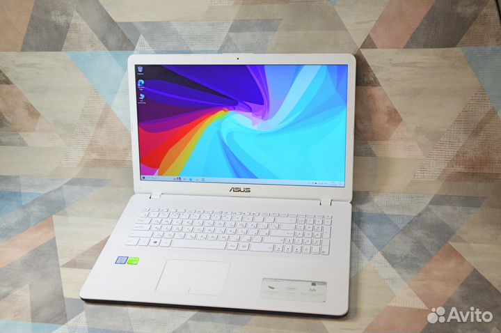 Белый игровой ноутбук Asus R702U/ Core i3