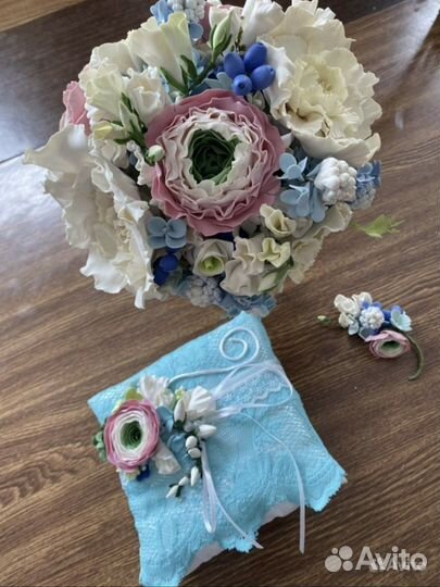 Букет невесты и бокалы свадебные