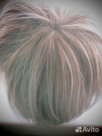 Парик русый С серебристыми прядями