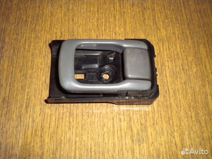 Внутренняя ручка левой двери Nissan Serena I (C23)