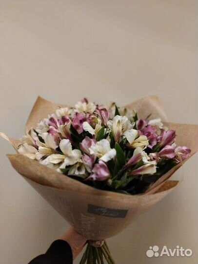 Букет белых и розовых альстромерий