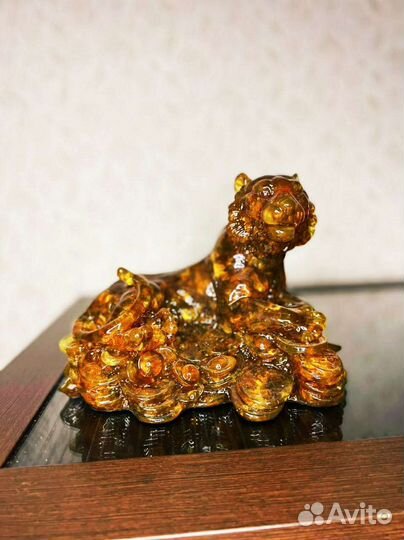 Денежный тигр из янтаря,фигуры из янтаря