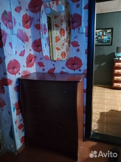 Зеркало и комод