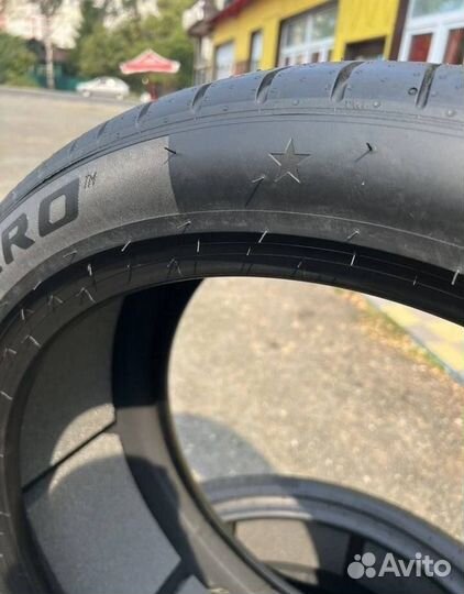 Pirelli P Zero PZ4 235/40 R22 и 315/35 R22