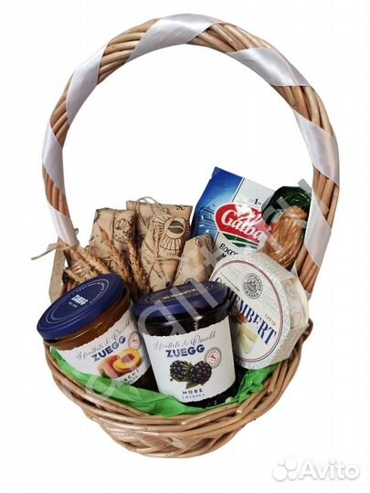 Подарочная корзина с сыром