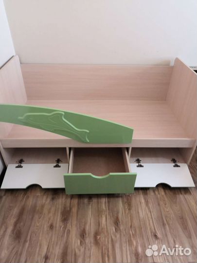 Детская кровать с бортиком и ящиками