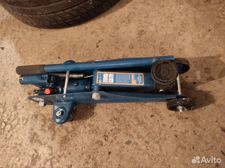 Домкрат подкатной 2 тонник. Новый