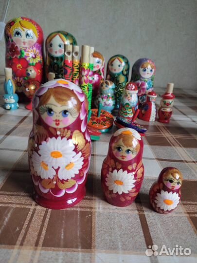 Матрёшки, свистульки, волчки с росписью