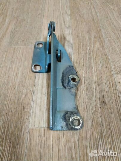 Петля капота правая Nissan Primera P11 (1995-2002)