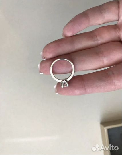 Кольцо с бриллиантом