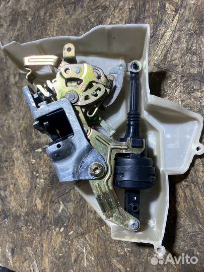 Замок двери задний левый mercedes benz w202