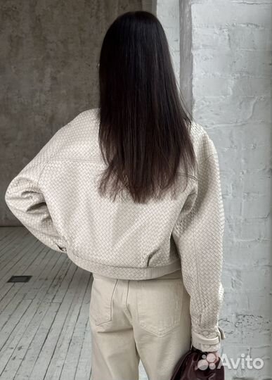 Женская курточка-бомбер из плетеной кожи Ivory