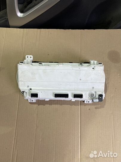 Щиток приборов Toyota Hilux 8