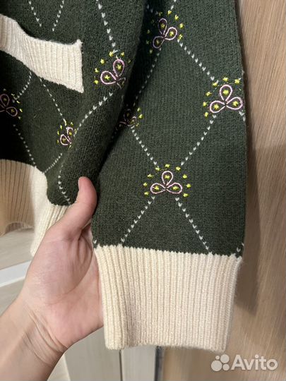 Вязаный кардиган с вышивкой