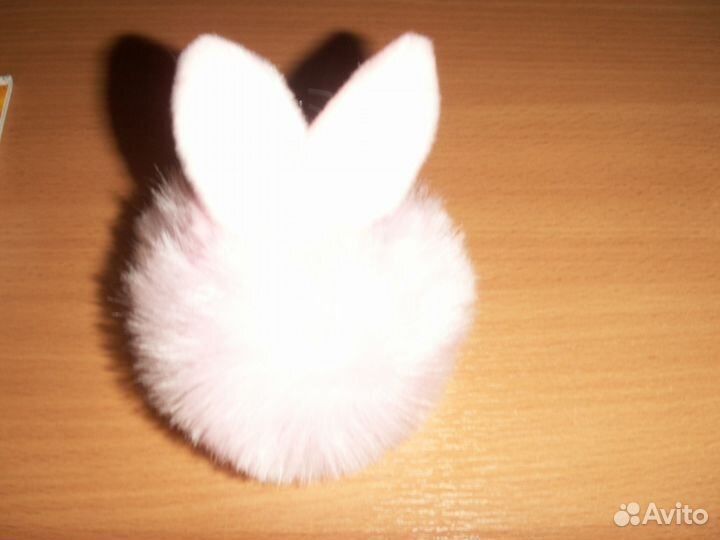 Брелок помпон с заячьими ушками
