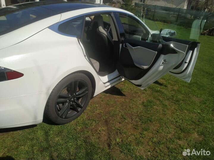 Tesla Model S AT, 2014, 215 000 км