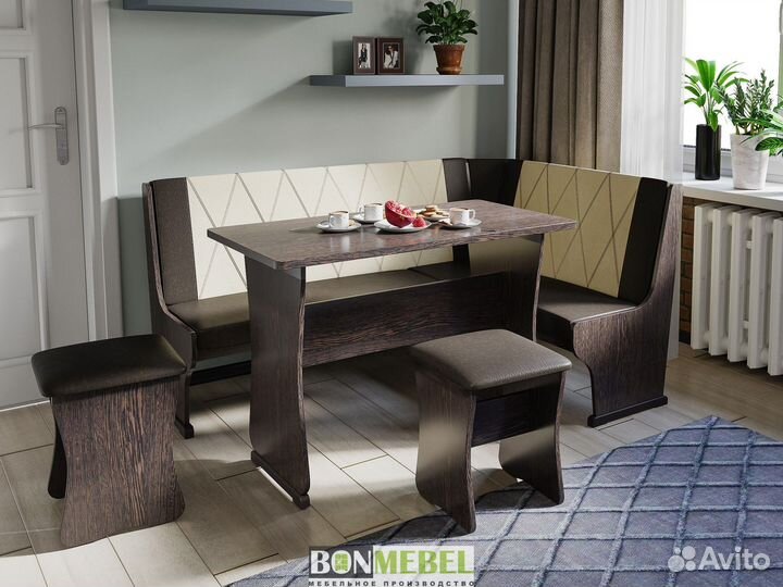 Кухонный уголок со столом и стульями