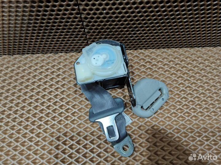 Ремень безопасности задний Toyota Carina AT211