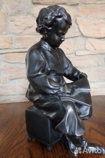 Статуэтка. Володя Ульянов с книгой