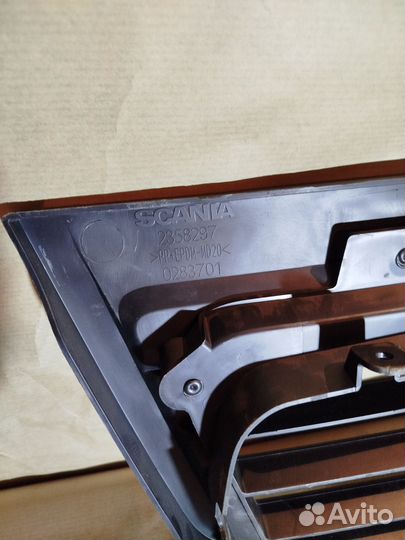 Решетка воздухозаборника Scania 6 серии 2358297