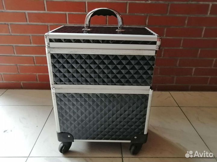 Бьюти чемодан на колесах