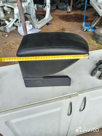 Подлокотник в авто
