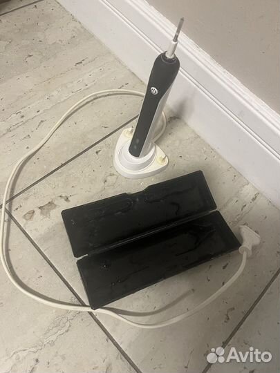 Электрическая зубная щетка Oral-B Pro