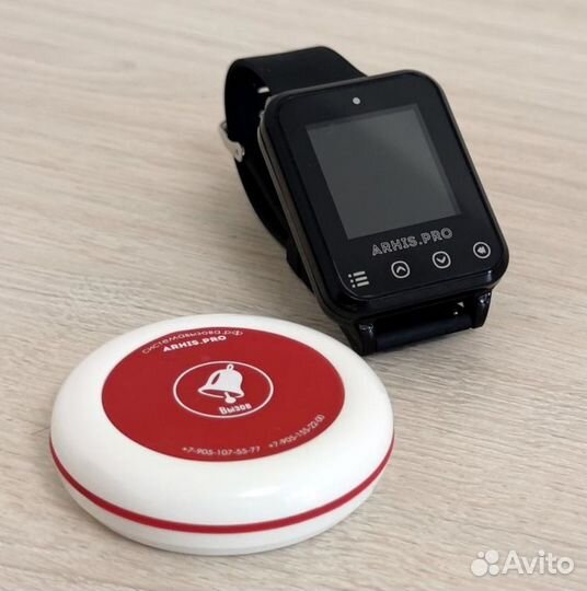 Кнопка вызова персонала и часы в салон красоты