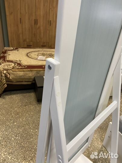 Зеркало напольное с полкой