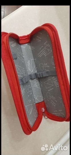 Красный пенал с кошками и сердечками