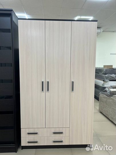 Шкаф распашной с полками