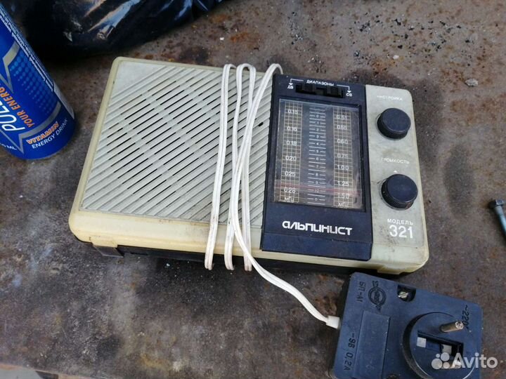 Радиоприемник, фотоаппарат, бритва времён СССР