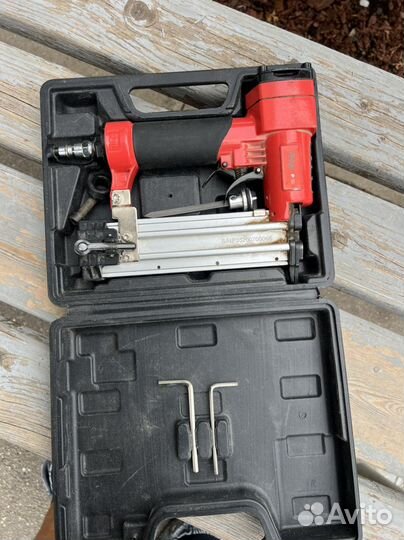 Пневматический пистолет шпилькозабивной