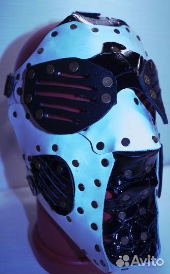 Кожаная маска на заклёпках