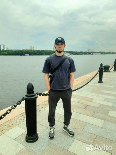 Работал дизайнером, оператором лазерного станка