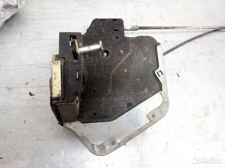 Замок двери передний левый Toyota Avensis 2