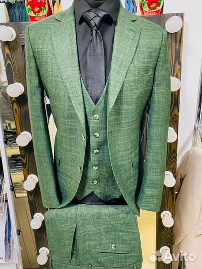 Мужской классический костюм зеленый тройка