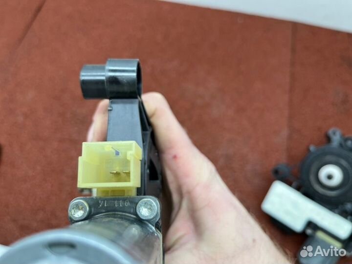 Моторчик стеклоподъемника передний правый Skoda