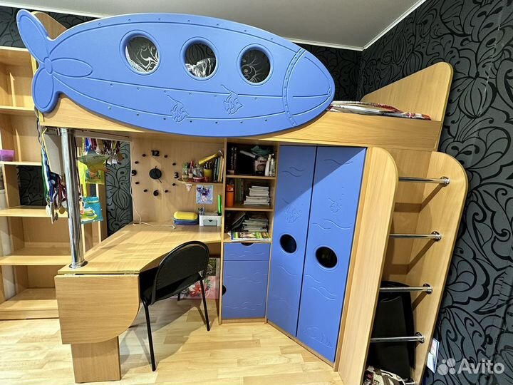 Детская кровать чердак со столом и шкафом