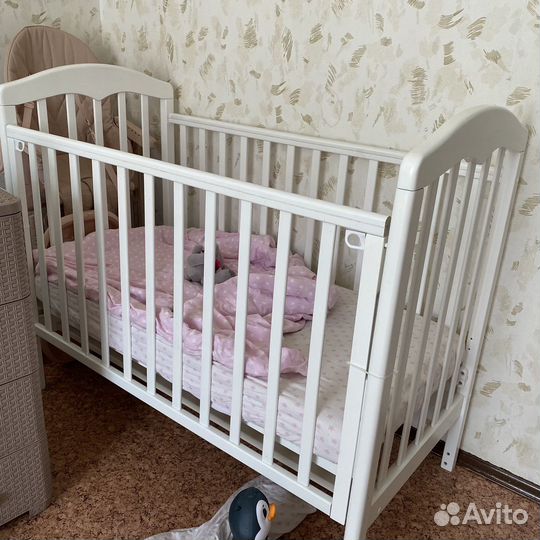 Кровать детская с маятником, матрасом и постельным