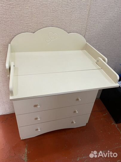 Детская кроватка с маятником и ящиком