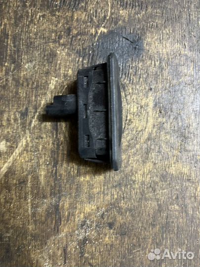 Рено каптюр кнопка крышки багажника
