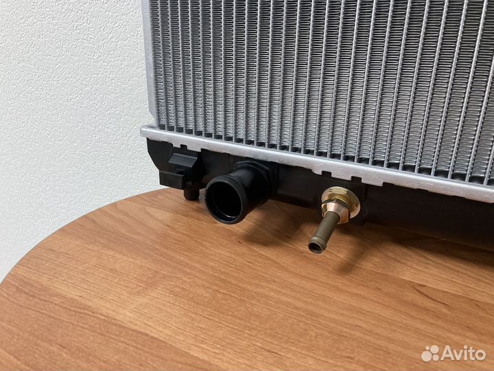 Радиатор охлаждения Шевроле Треккер 2.0/2.4 05